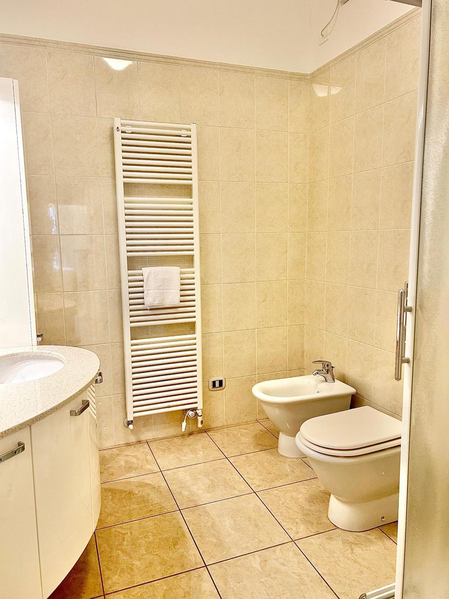 Porta Torre Como Apartment - By Relais Di Giada Экстерьер фото